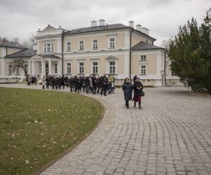 Fotorelaja z oddsłonięcia tablicy pamiątkowej poświęconej prof. dr hab. Janowi Tropile