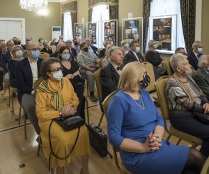 Fotorelaja z oddsłonięcia tablicy pamiątkowej poświęconej prof. dr hab. Janowi Tropile