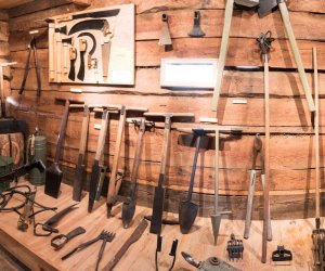 Spichlerz z Drewnowa Lipskie – ekspozycja "Narzędzia i instrumenty używane w leśnictwie"
