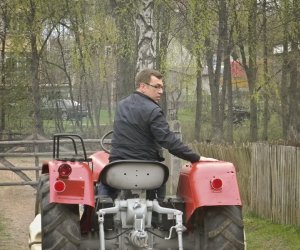 Popularny dziennikarz Maciej Orłoś z ekipą telewizyjną w Muzeum Rolnictwa w Ciechanowcu