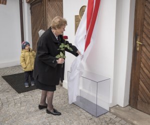 Fotorelaja z oddsłonięcia tablicy pamiątkowej poświęconej prof. dr hab. Janowi Tropile