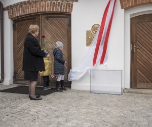 Fotorelaja z oddsłonięcia tablicy pamiątkowej poświęconej prof. dr hab. Janowi Tropile