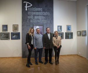 Fotorelacja z wernisażu "Pastelowe wspomnienia: mój makro- i mikroświat"