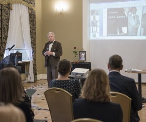 Fotorelaja z oddsłonięcia tablicy pamiątkowej poświęconej prof. dr hab. Janowi Tropile