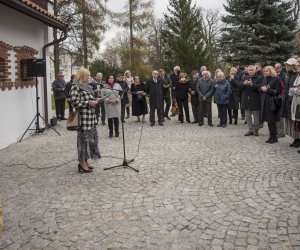 Fotorelaja z oddsłonięcia tablicy pamiątkowej poświęconej prof. dr hab. Janowi Tropile