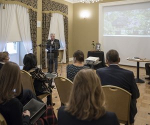 Fotorelaja z oddsłonięcia tablicy pamiątkowej poświęconej prof. dr hab. Janowi Tropile