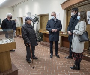 Fotorelaja z oddsłonięcia tablicy pamiątkowej poświęconej prof. dr hab. Janowi Tropile