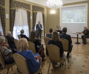 Fotorelaja z oddsłonięcia tablicy pamiątkowej poświęconej prof. dr hab. Janowi Tropile