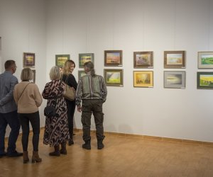 Fotorelacja z wernisażu "Pastelowe wspomnienia: mój makro- i mikroświat"