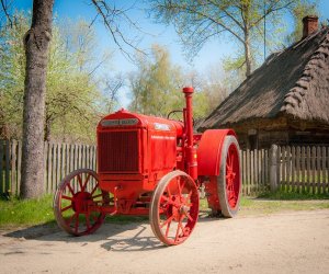 Najstarsze ciągniki w Polsce przyjechały do ciechanowieckiego Muzeum