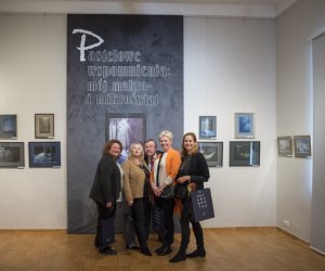 Fotorelacja z wernisażu "Pastelowe wspomnienia: mój makro- i mikroświat"