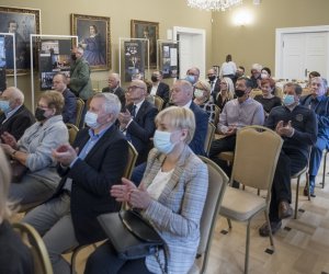 Fotorelaja z oddsłonięcia tablicy pamiątkowej poświęconej prof. dr hab. Janowi Tropile