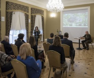 Fotorelaja z oddsłonięcia tablicy pamiątkowej poświęconej prof. dr hab. Janowi Tropile