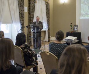 Fotorelaja z oddsłonięcia tablicy pamiątkowej poświęconej prof. dr hab. Janowi Tropile