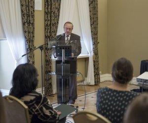 Fotorelaja z oddsłonięcia tablicy pamiątkowej poświęconej prof. dr hab. Janowi Tropile