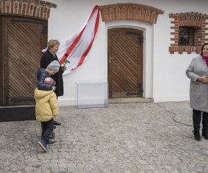 Fotorelaja z oddsłonięcia tablicy pamiątkowej poświęconej prof. dr hab. Janowi Tropile