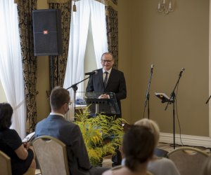 PORCELANA Z POLSKIM ORŁEM. Serwisy Prezydenta Mościckiego i zastawy reprezentacyjne  w czasach II Rzeczypospolitej - fotorelacja