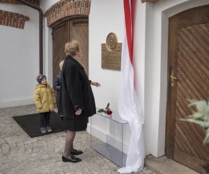 Fotorelaja z oddsłonięcia tablicy pamiątkowej poświęconej prof. dr hab. Janowi Tropile