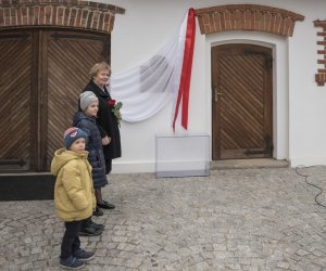 Fotorelaja z oddsłonięcia tablicy pamiątkowej poświęconej prof. dr hab. Janowi Tropile