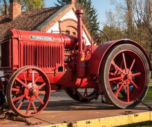 Najstarsze ciągniki w Polsce przyjechały do ciechanowieckiego Muzeum