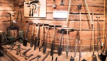 Spichlerz z Drewnowa Lipskie – ekspozycja &quot;Narzędzia i instrumenty używane w leśnictwie&quot;