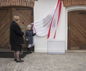 Fotorelaja z oddsłonięcia tablicy pamiątkowej poświęconej prof. dr hab. Janowi Tropile