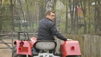Popularny dziennikarz Maciej Orłoś z ekipą telewizyjną w Muzeum Rolnictwa w Ciechanowcu