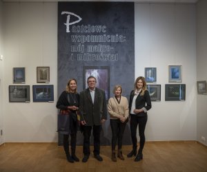 Fotorelacja z wernisażu "Pastelowe wspomnienia: mój makro- i mikroświat"