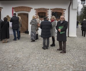 Fotorelaja z oddsłonięcia tablicy pamiątkowej poświęconej prof. dr hab. Janowi Tropile