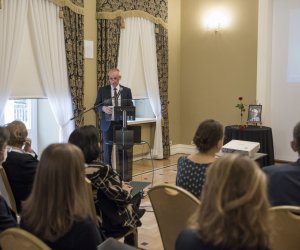 Fotorelaja z oddsłonięcia tablicy pamiątkowej poświęconej prof. dr hab. Janowi Tropile