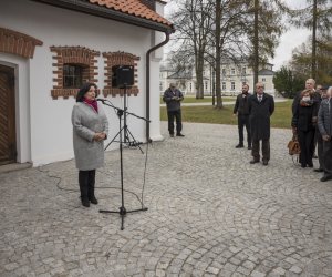 Fotorelaja z oddsłonięcia tablicy pamiątkowej poświęconej prof. dr hab. Janowi Tropile