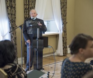 Fotorelaja z oddsłonięcia tablicy pamiątkowej poświęconej prof. dr hab. Janowi Tropile