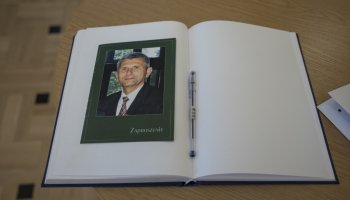 Fotorelaja z oddsłonięcia tablicy pamiątkowej poświęconej prof. dr hab. Janowi Tropile